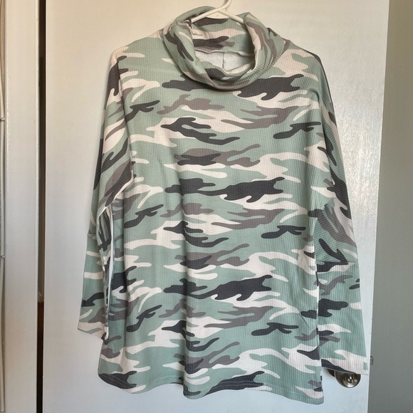 Camouflage Longsleeve Relaxed Turtleneck - Size M - Picture 3 of 11